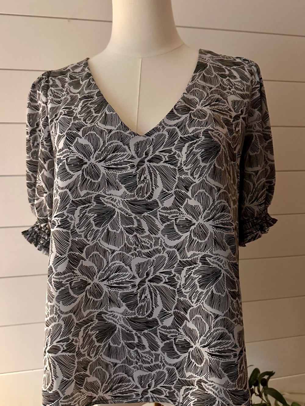 Evereve Black and White Abstract Floral Top